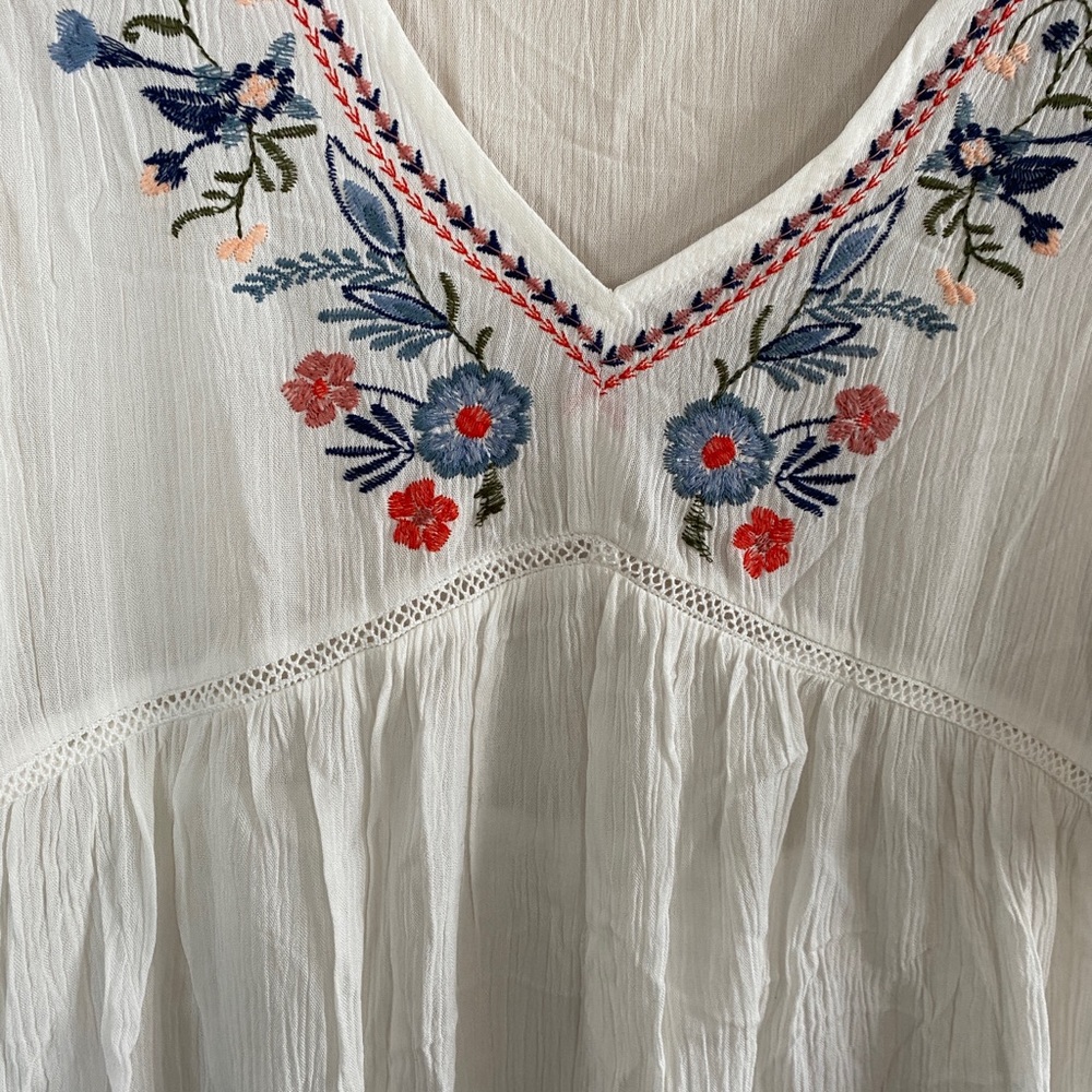 Floral embroidered white tee shirt - Picture 6 of 7
